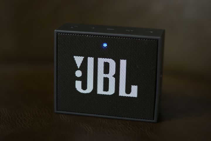 JBL Go : que faire quand le voyant rouge reste allumé ?