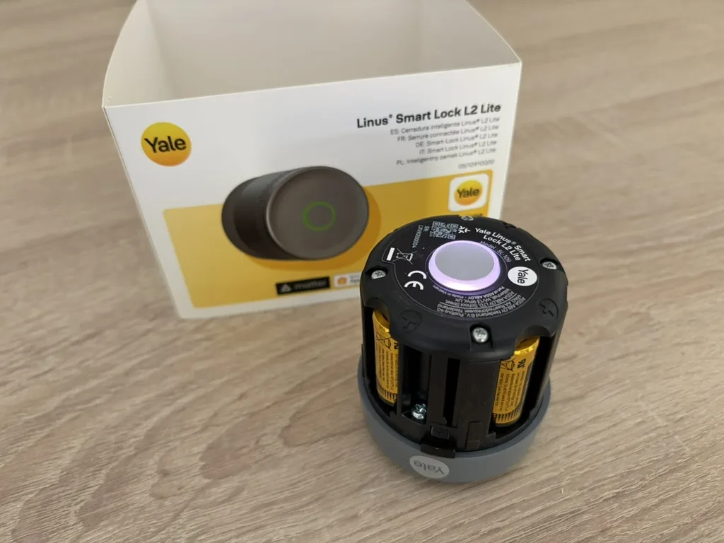 Compartiment trois piles CR123A Yale Linus L2 Lite autonomie six mois serrure connectée