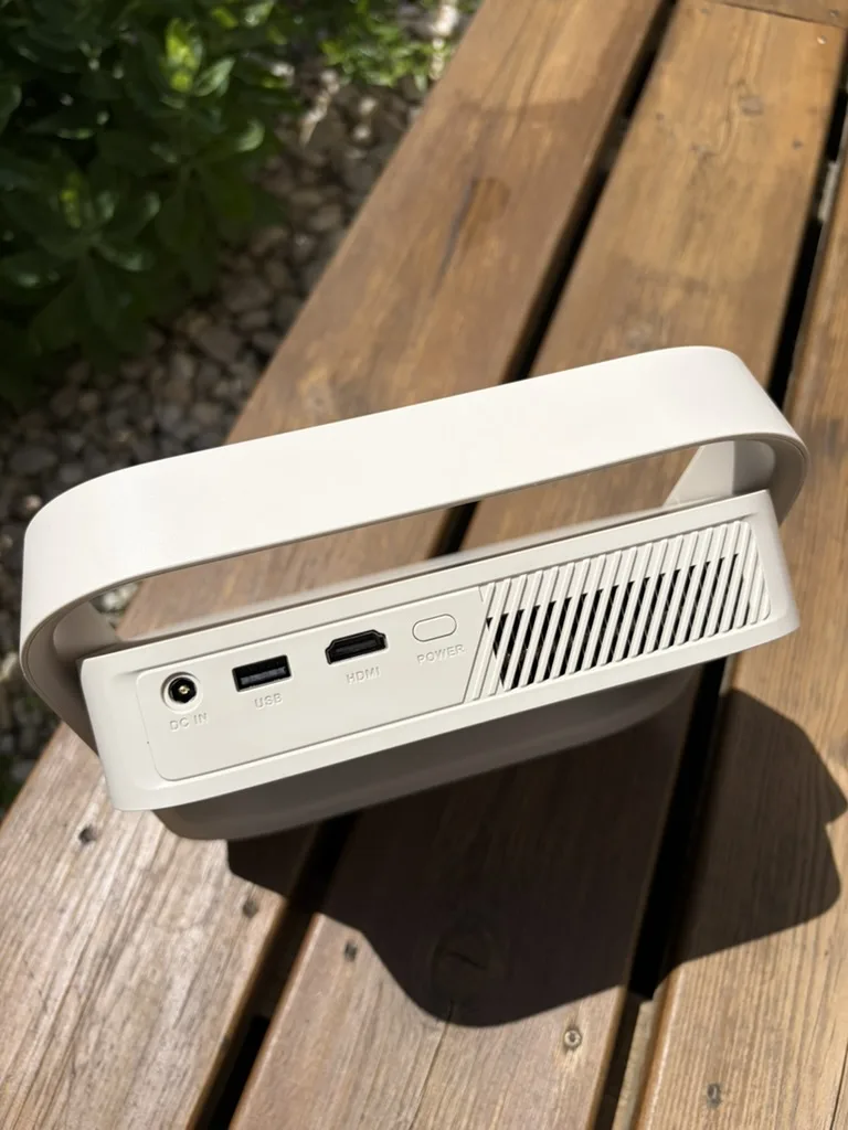 Connectique arrière du XGIMI Elfin Flip Plus : DC IN, USB, HDMI et bouton d'alimentation