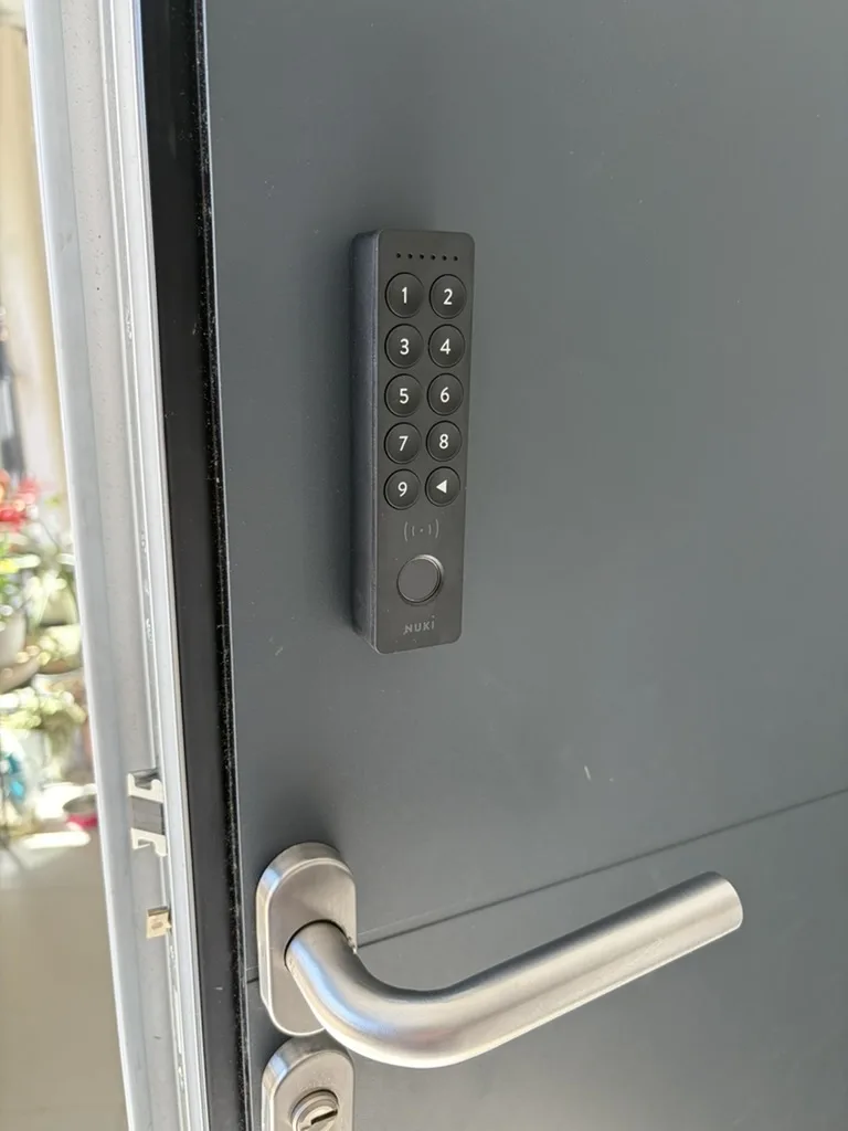 Nuki Keypad 2 NFC installé sur porte grise extérieur