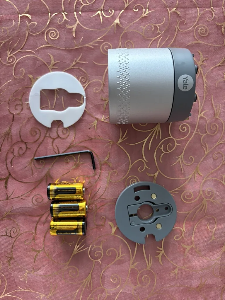 Contenu boîte Yale Linus L2 Lite serrure piles CR123A adaptateur clés Allen accessoires