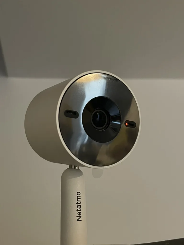 Caméra intérieure Advance Netatmo qui film avec led rouge