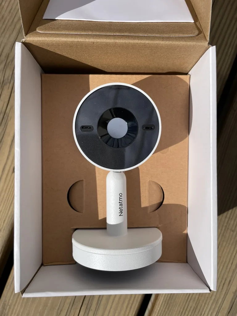 Caméra intérieure Advance Netatmo dans sa boîte
