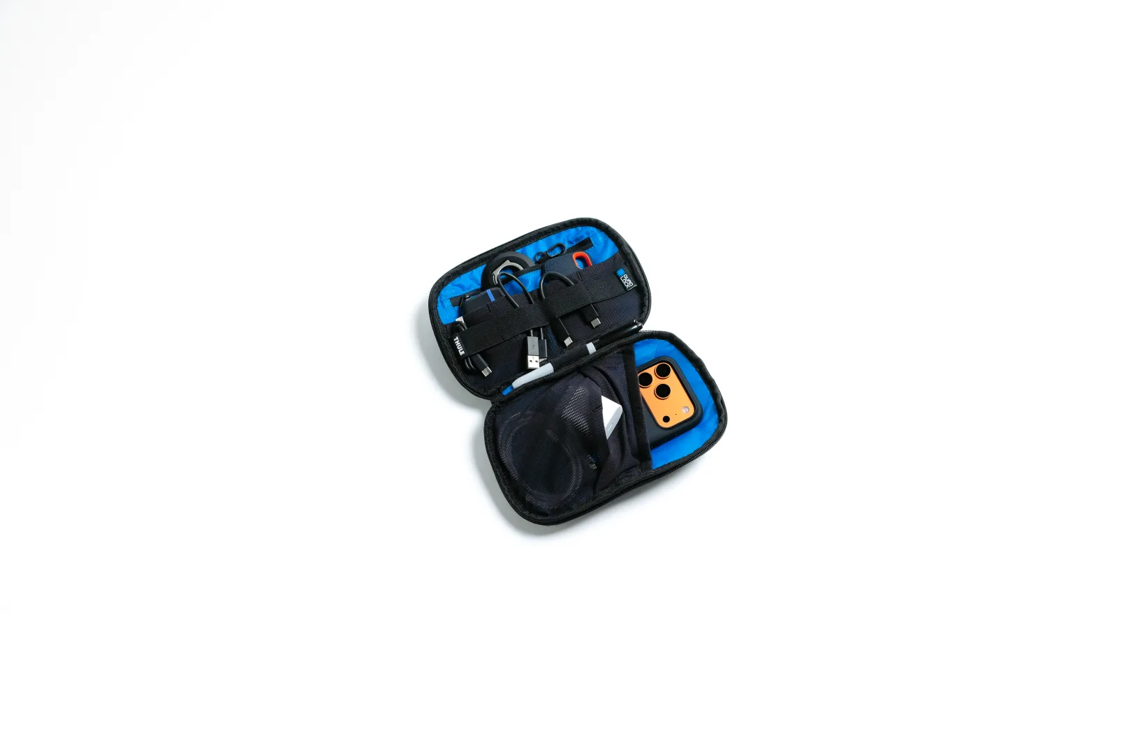 Quad Lock Travel Organiser Medium ouvert à plat avec câbles, chargeur et iPhone