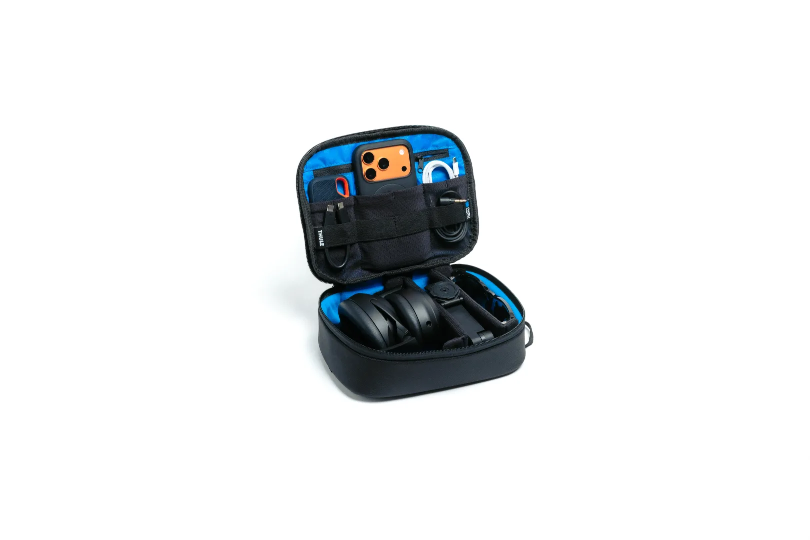 Quad Lock Travel Organiser Large contenant un casque audio, une montre connectée et des lunettes