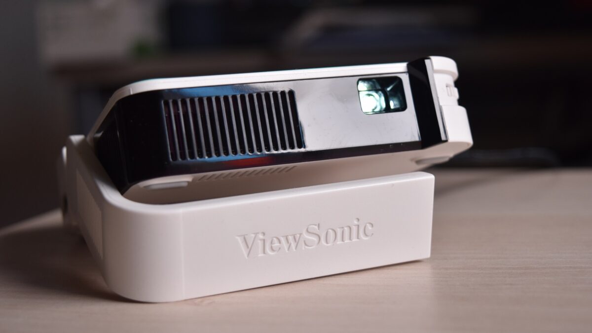 Test du ViewSonic M1 Mini Plus : faut-il acheter un mini-vidéoprojecteur à moins de 300€ ?