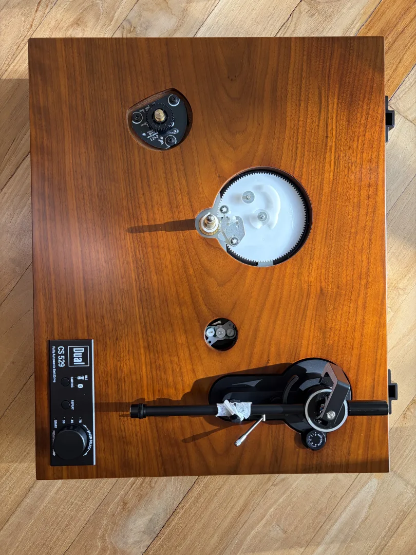 Vue du dessus de la platine Dual CS 529 BT sans son plateau, laissant apparaître le sous-plateau et le bras de lecture