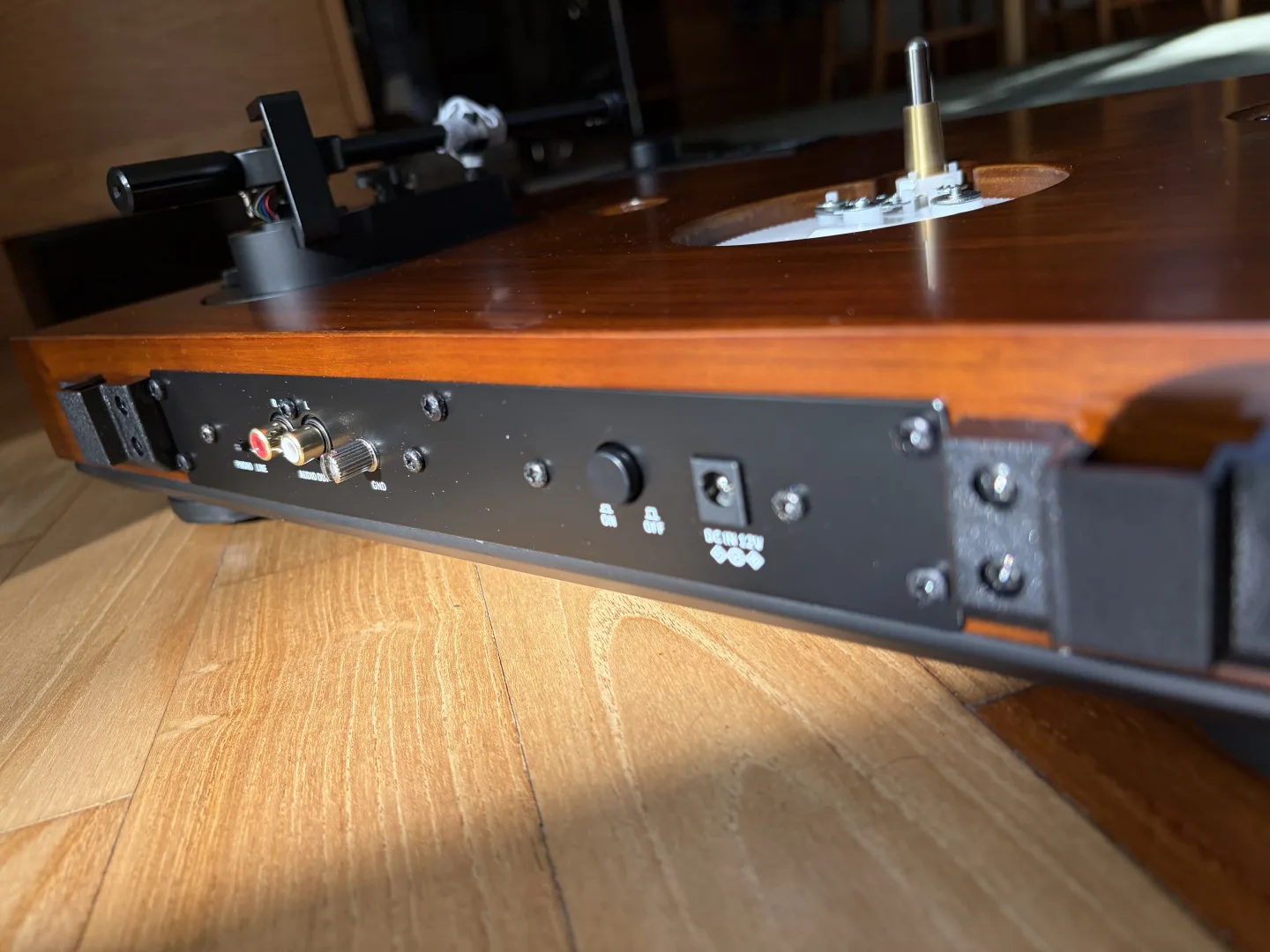 Panneau arrière de la platine Dual CS 529 BT avec les sorties RCA, un bouton et la prise d'alimentation
