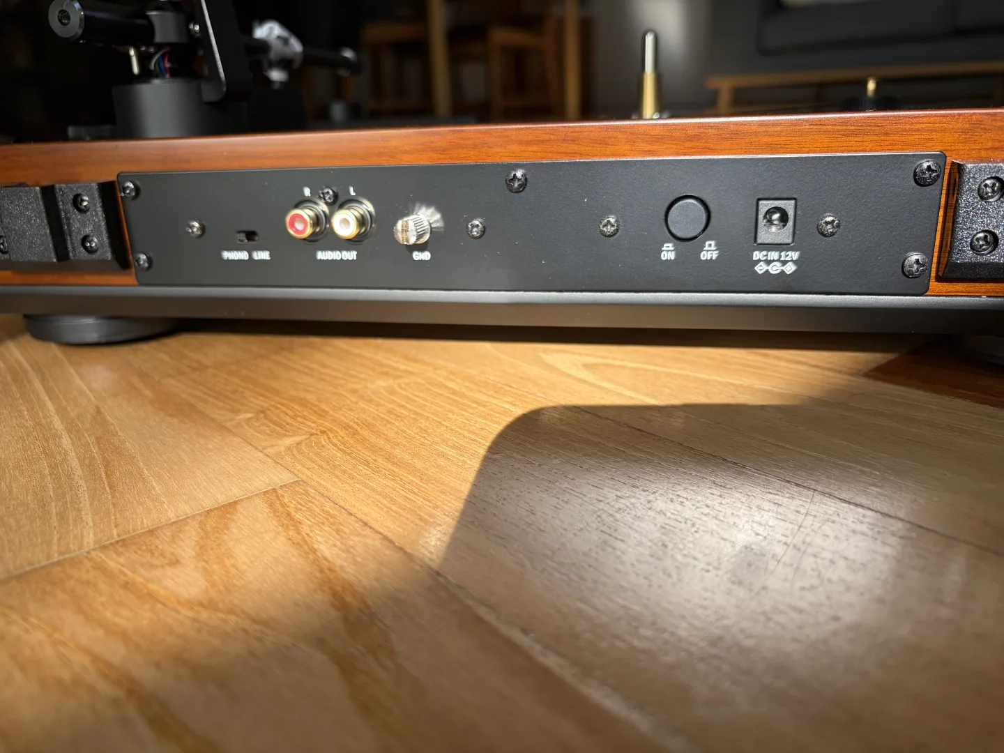 Détail de la connectique à l'arrière de la platine Dual CS 529 BT : sorties RCA, bouton et prise d'alimentation