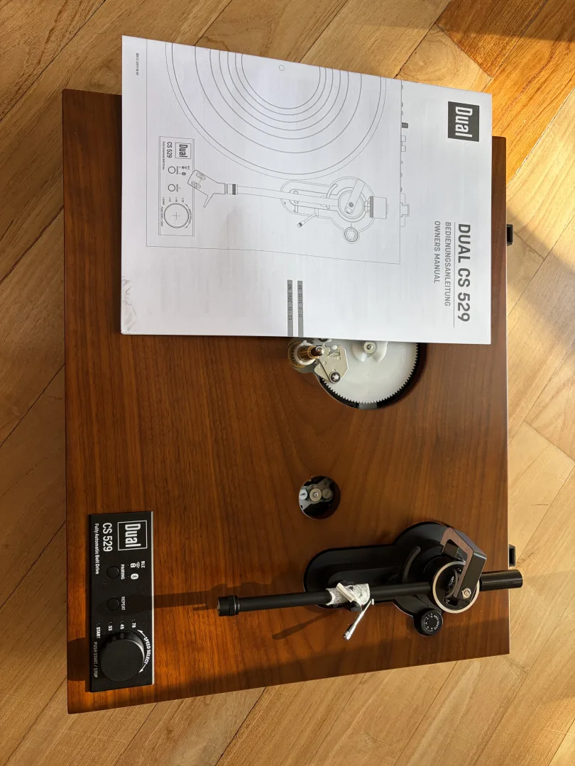 Platine Dual CS 529 BT vue du dessus avec le manuel d'utilisation posé sur la plinthe