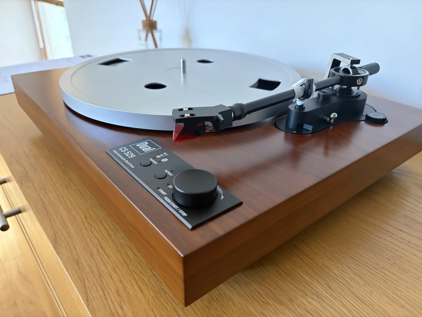 Plateau métallique sans tapis de la platine Dual CS 529 BT, avec le bras de lecture, la cellule et le bouton de commande
