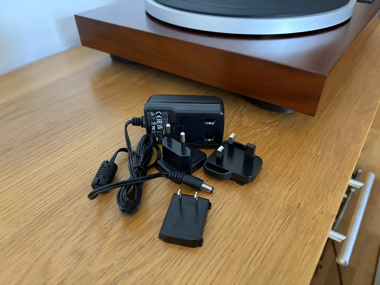 Adaptateur secteur de la platine Dual CS 529 BT avec ses embouts de prise interchangeables