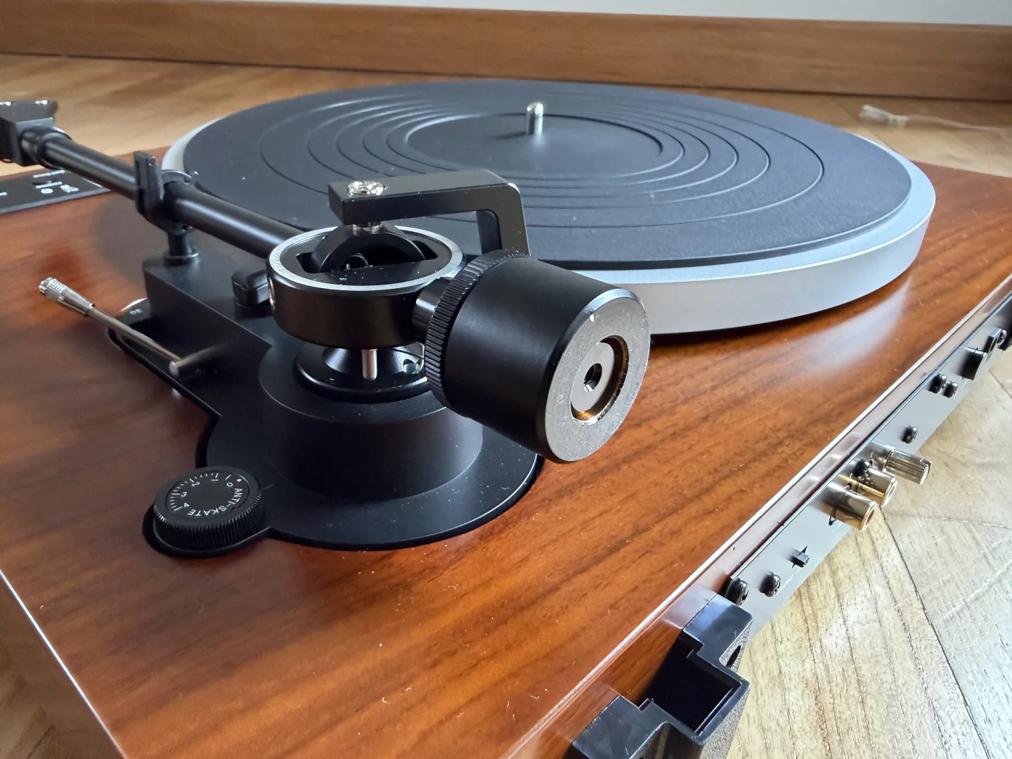 Gros plan sur le contrepoids et le bras de lecture de la platine Dual CS 529 BT