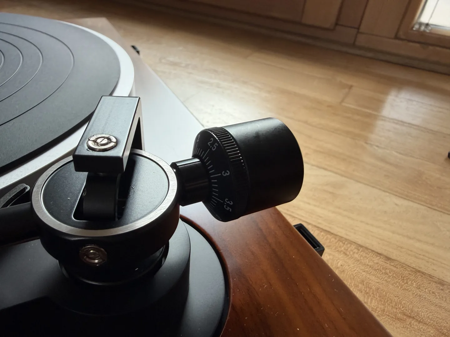 Gros plan sur la base du bras de lecture et le contrepoids gradué de la platine Dual CS 529 BT