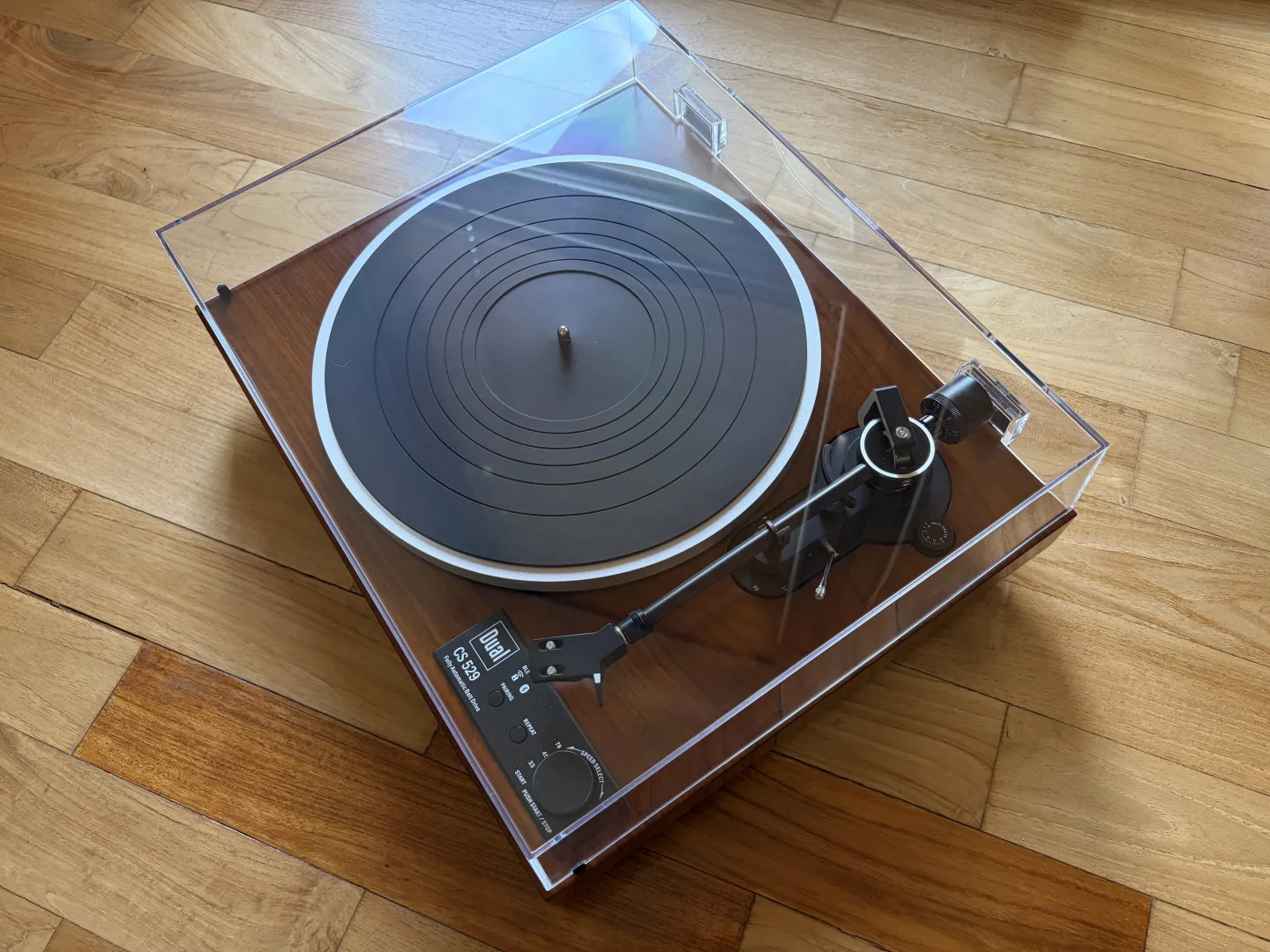 Platine Dual CS 529 BT vue de dessus avec son capot transparent fermé, posée sur un parquet