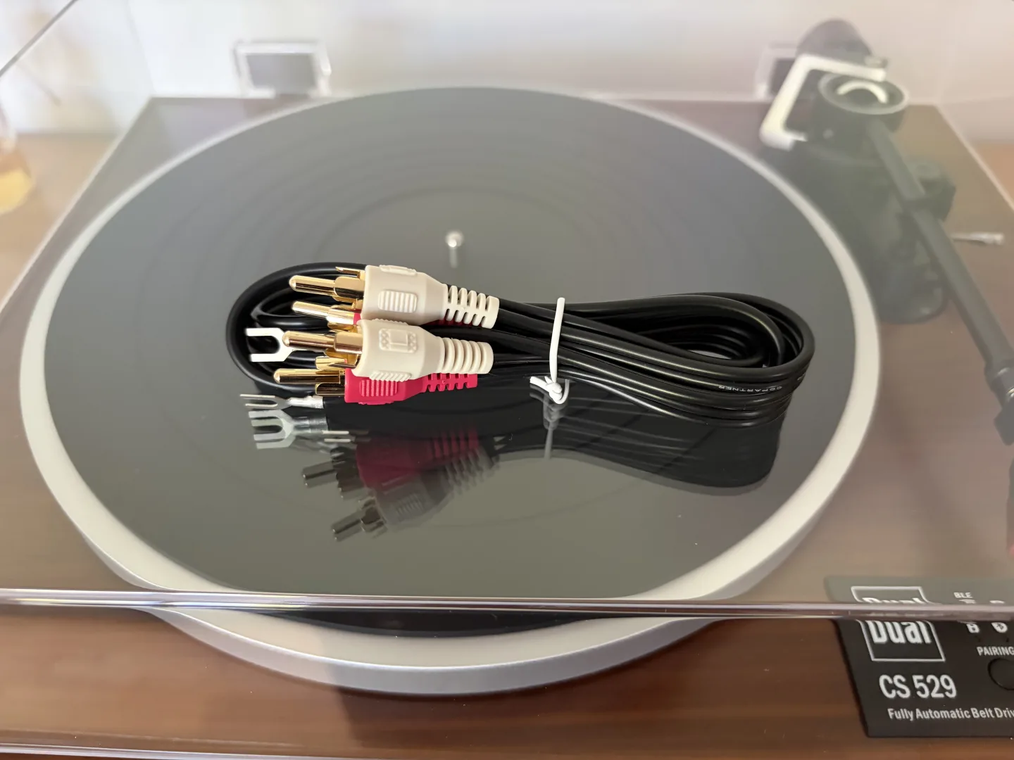 Câble RCA fourni avec la platine Dual CS 529 BT, posé sur le plateau