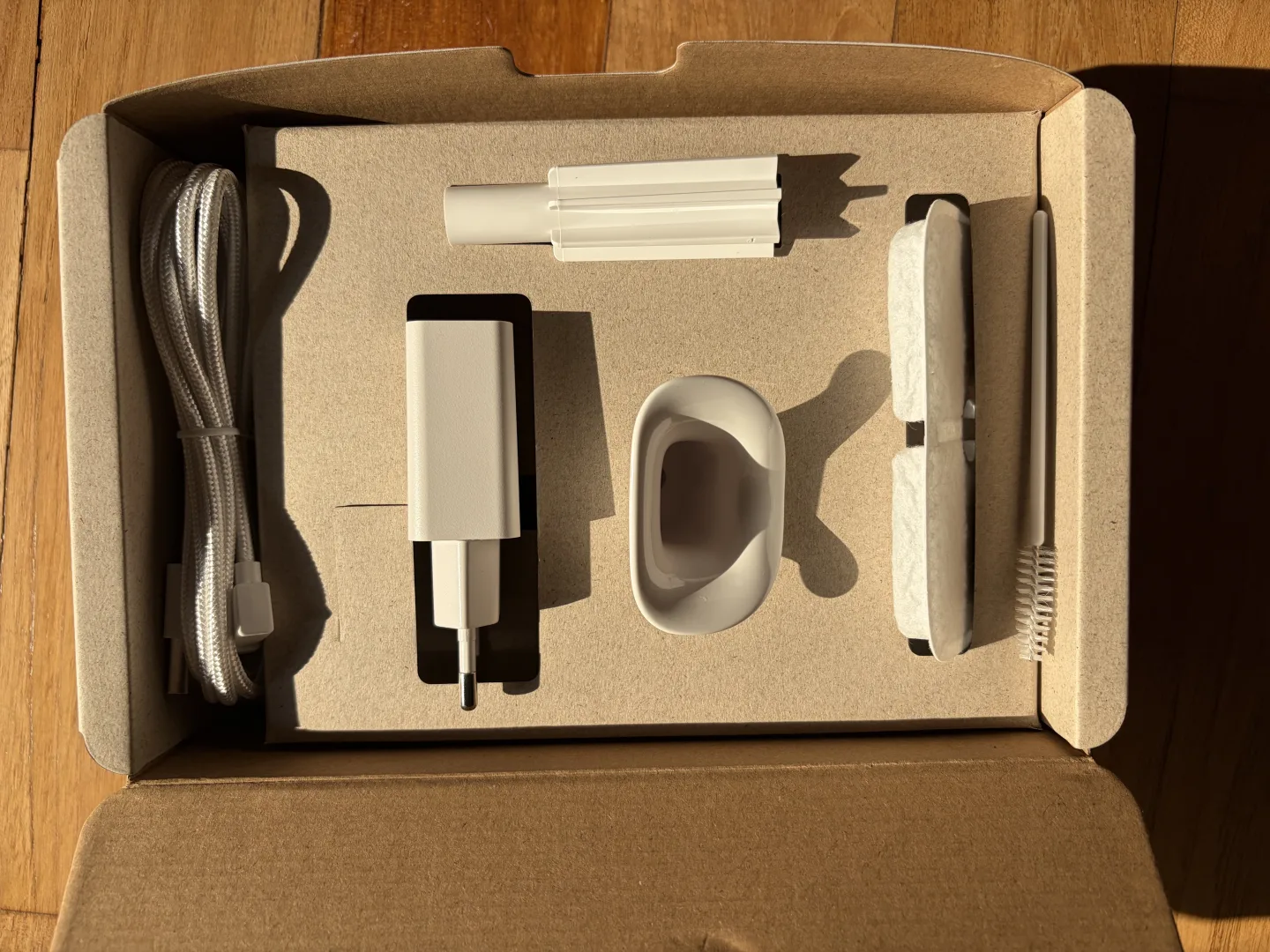 Contenu de la boîte de la Petlibro Dockstream 2 : câble, chargeur, filtres, brosse et pièces plastiques