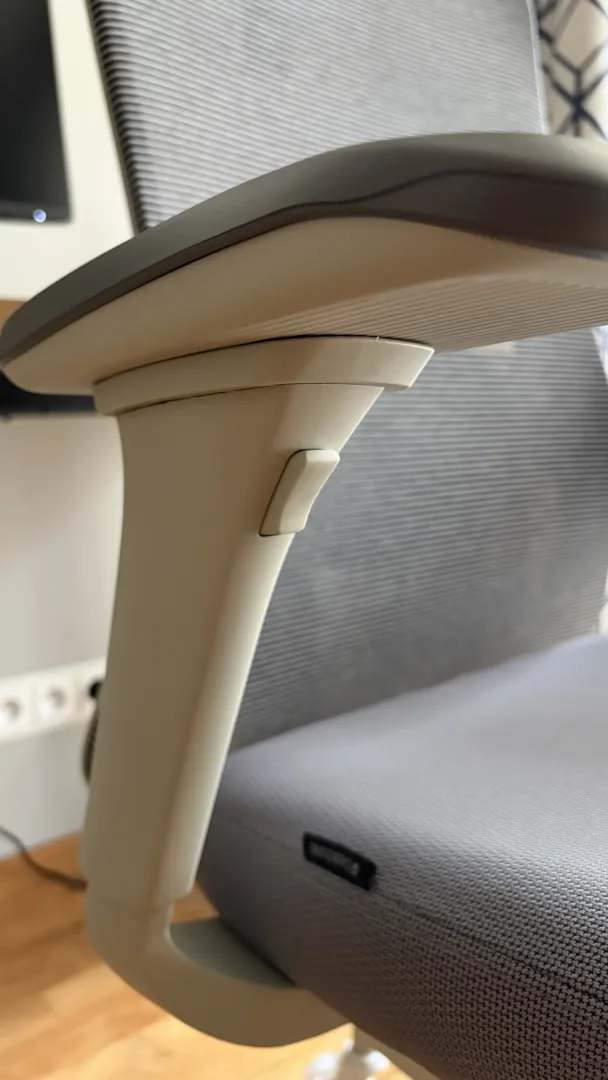 Accoudoirs 4D de la chaise Desktronic SitOne avec bouton de réglage en hauteur sur le montant