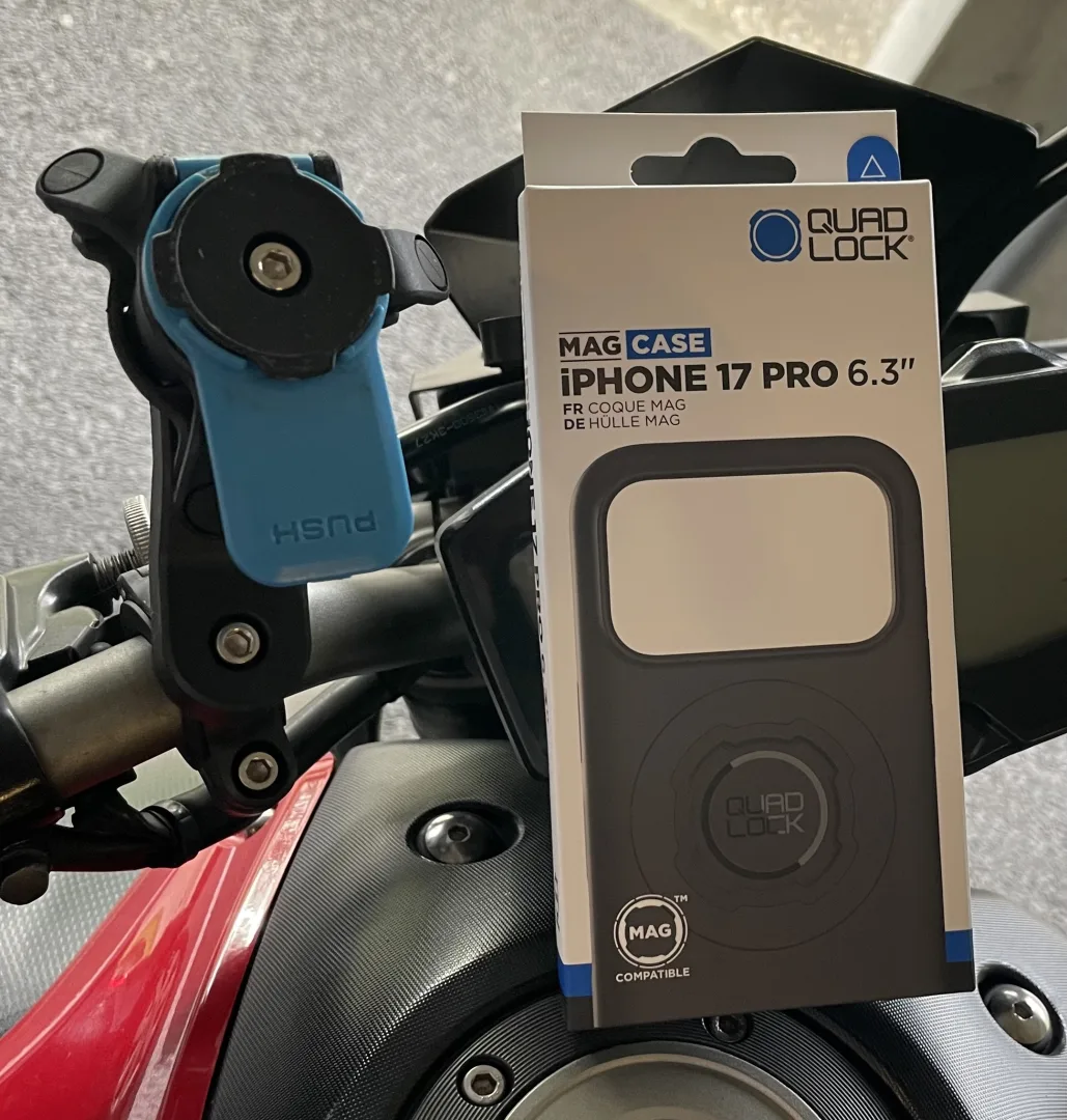 boîte quad lock iPhone 17 pro à côté du support officiel sur Yamaha MT-07