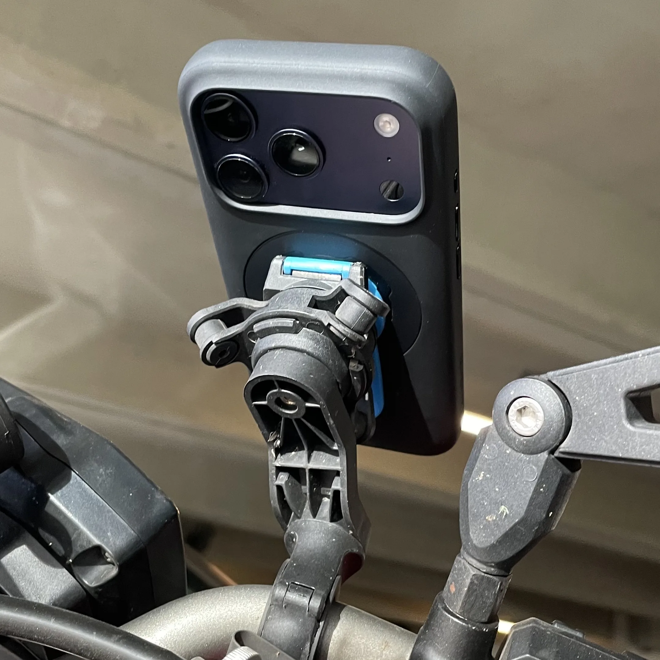 Quad Lock iPhone 17 Pro sur guidon Yamaha MT-07
