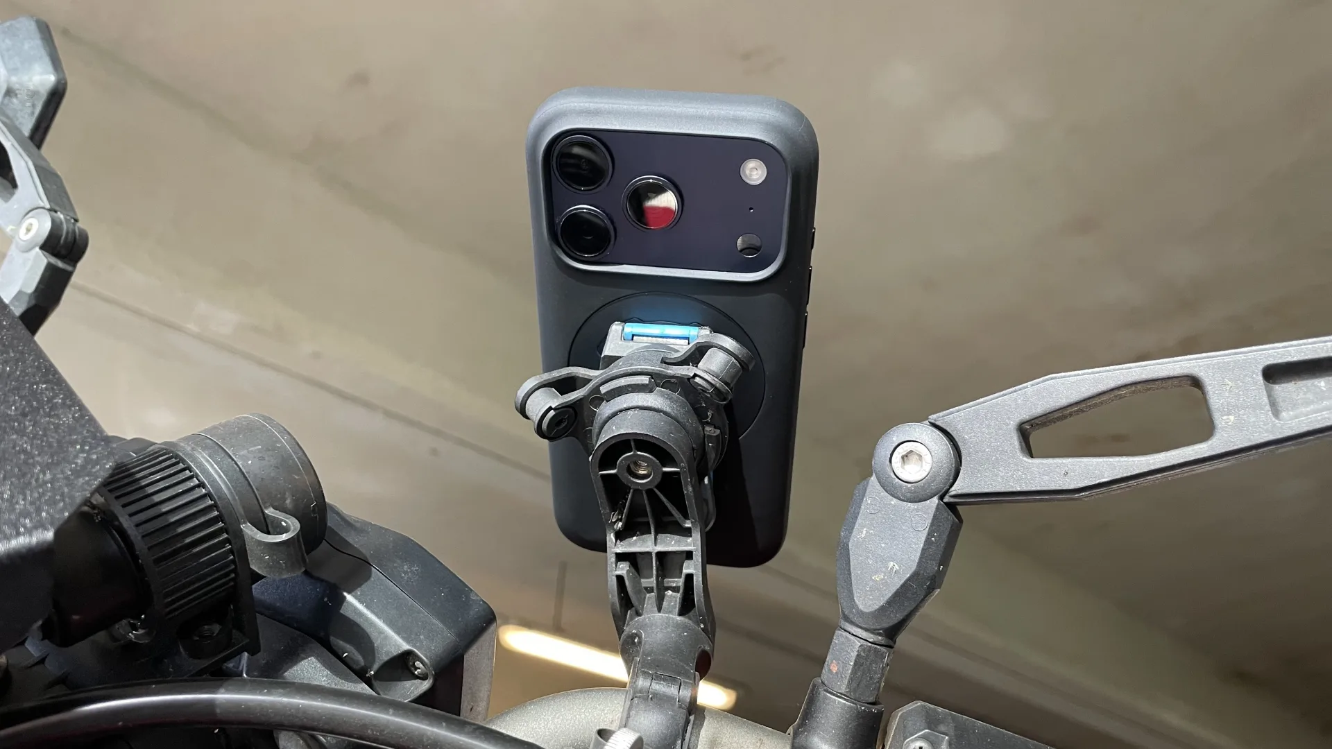 Quad Lock iPhone 17 Pro