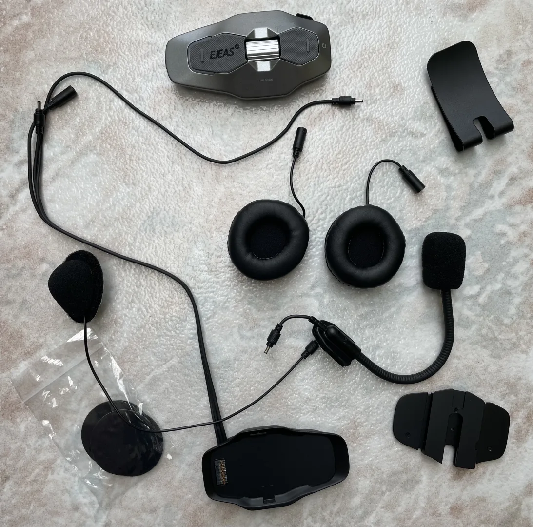 Contenu complet du kit EJEAS X10 avec haut-parleurs, microphones et accessoires