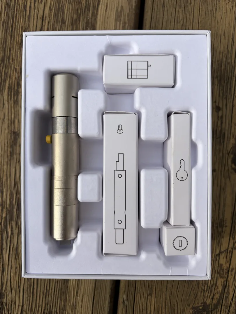 cylindre nuki 3 clés physiques carte de sécurité et différentes entretoises.