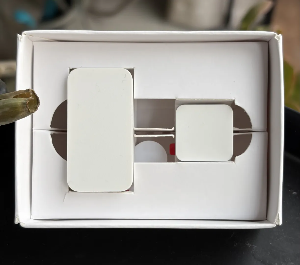 Contenu du packaging avec les deux modules Nuki Door Sensor