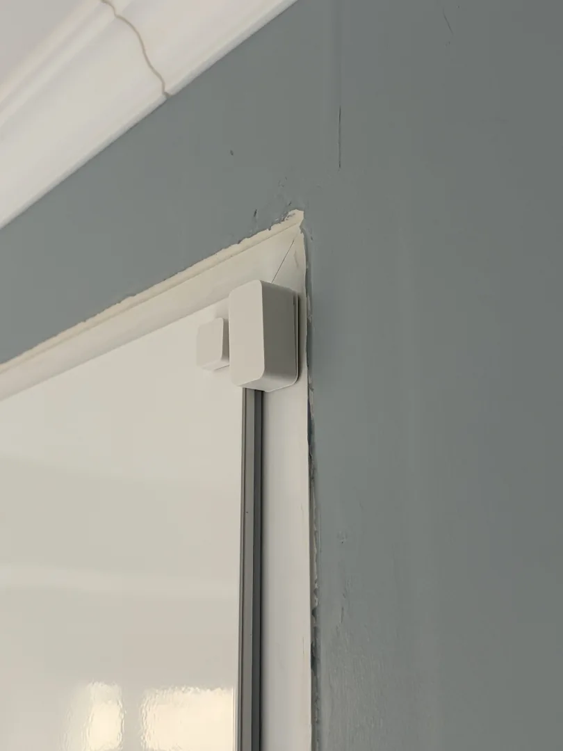 Nuki Door Sensor installé sur la porte