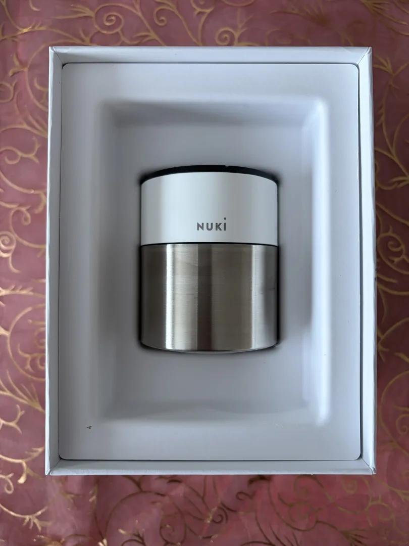 Nuki Smart Lock Pro dans sa boîte d'emballage d'origine