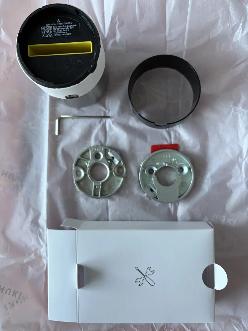 Contenu boîte Nuki Smart Lock Pro avec 2 bagues coloris interchangeables