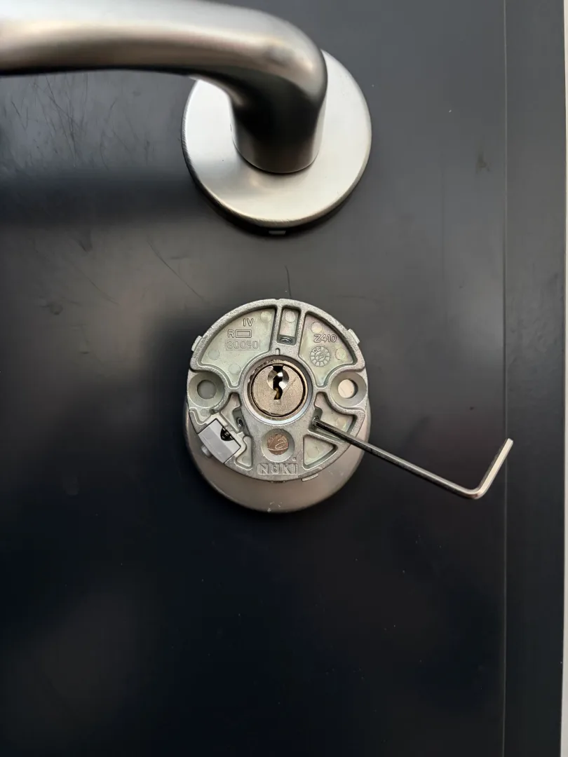 installation plaque fixation clé Allen Nuki Smart Lock Pro