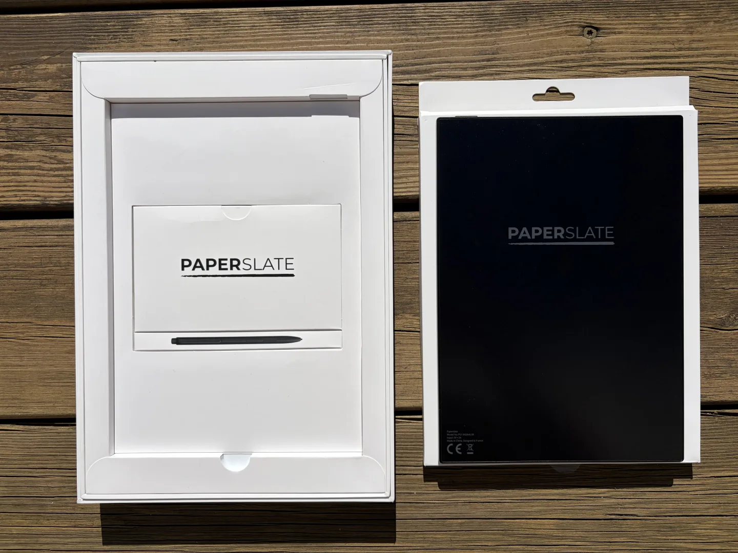 Contenu de la boîte Paperslate Pro : tablette noire, stylet Premium Pen et câble USB-C