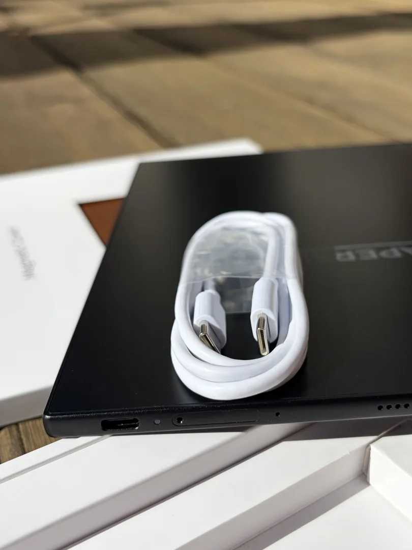 Contenu de la boîte Paperslate Pro : tablette noire, stylet Premium Pen et câble USB-C