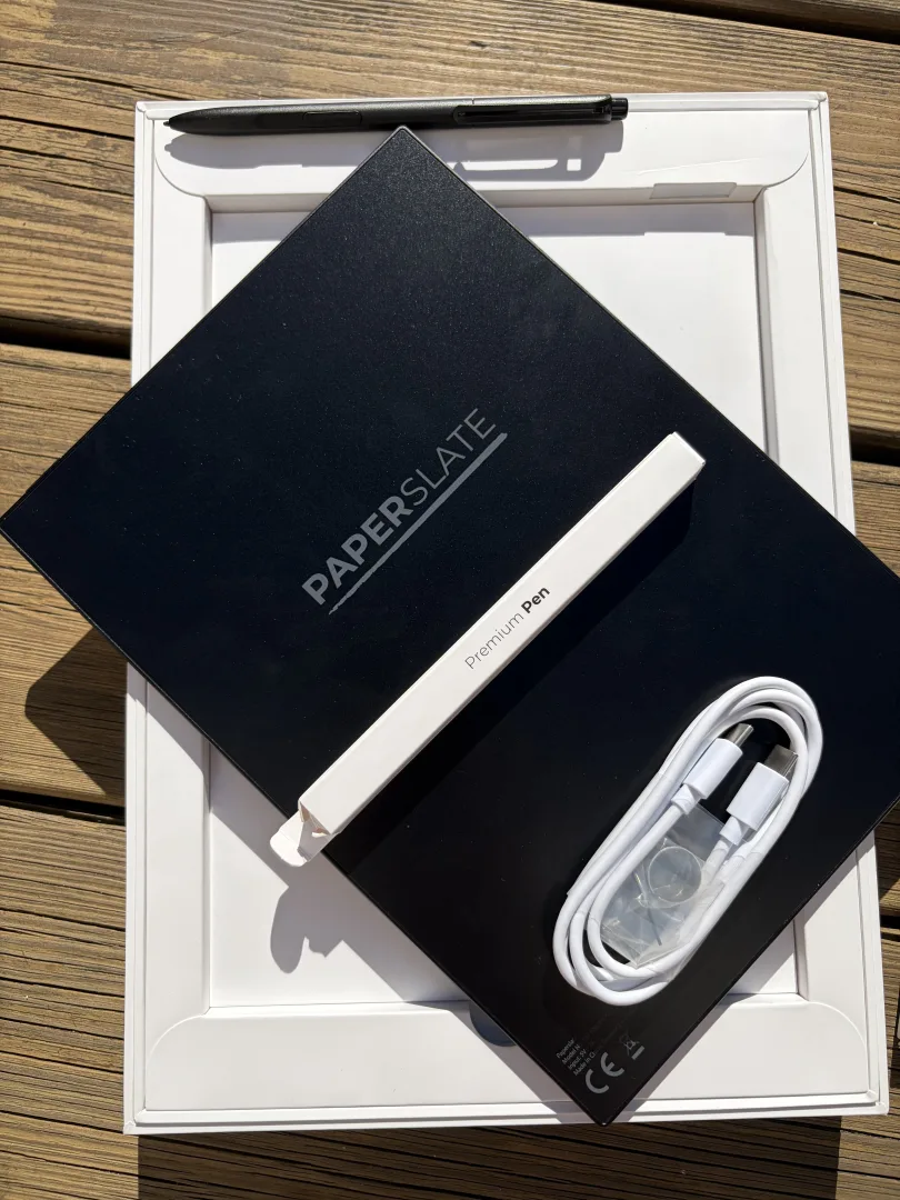 Contenu de la boîte Paperslate Pro : tablette noire, stylet Premium Pen et câble USB-C