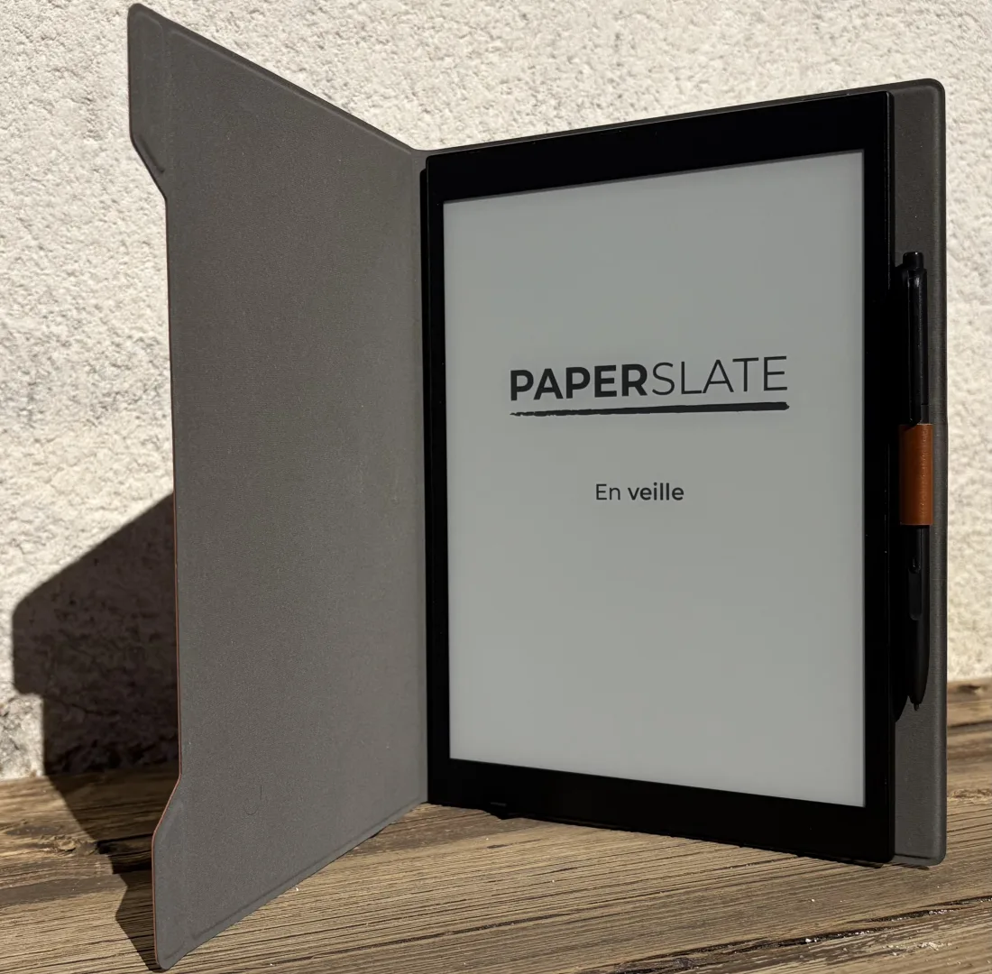 Paperslate Pro en mode veille dans sa housse magnétique, lisible en plein soleil