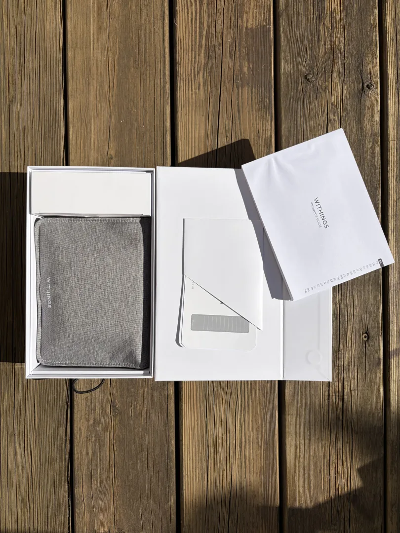 boîte ouverte avec le capteur en tissu et le guide produit