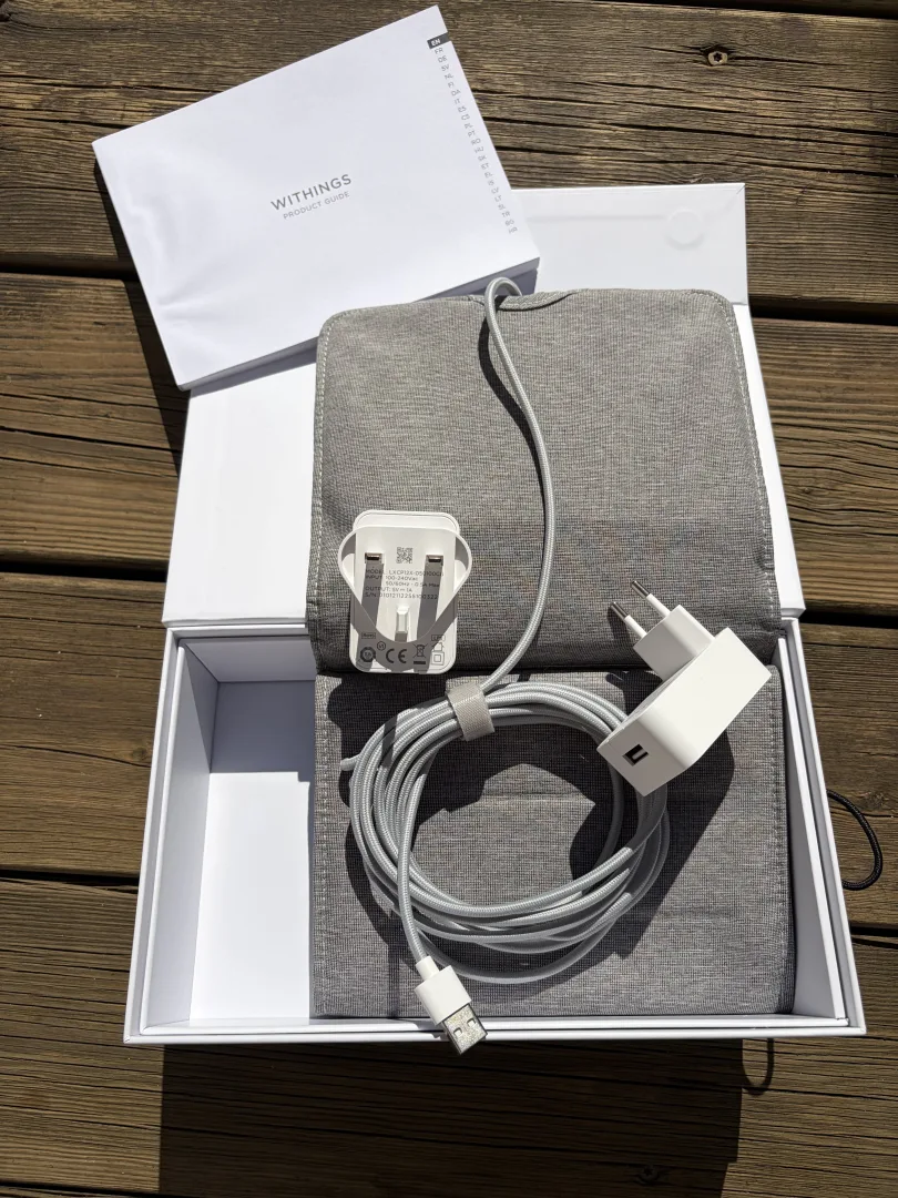 contenu détaillé avec le câble et les deux adaptateurs secteur EU et UK