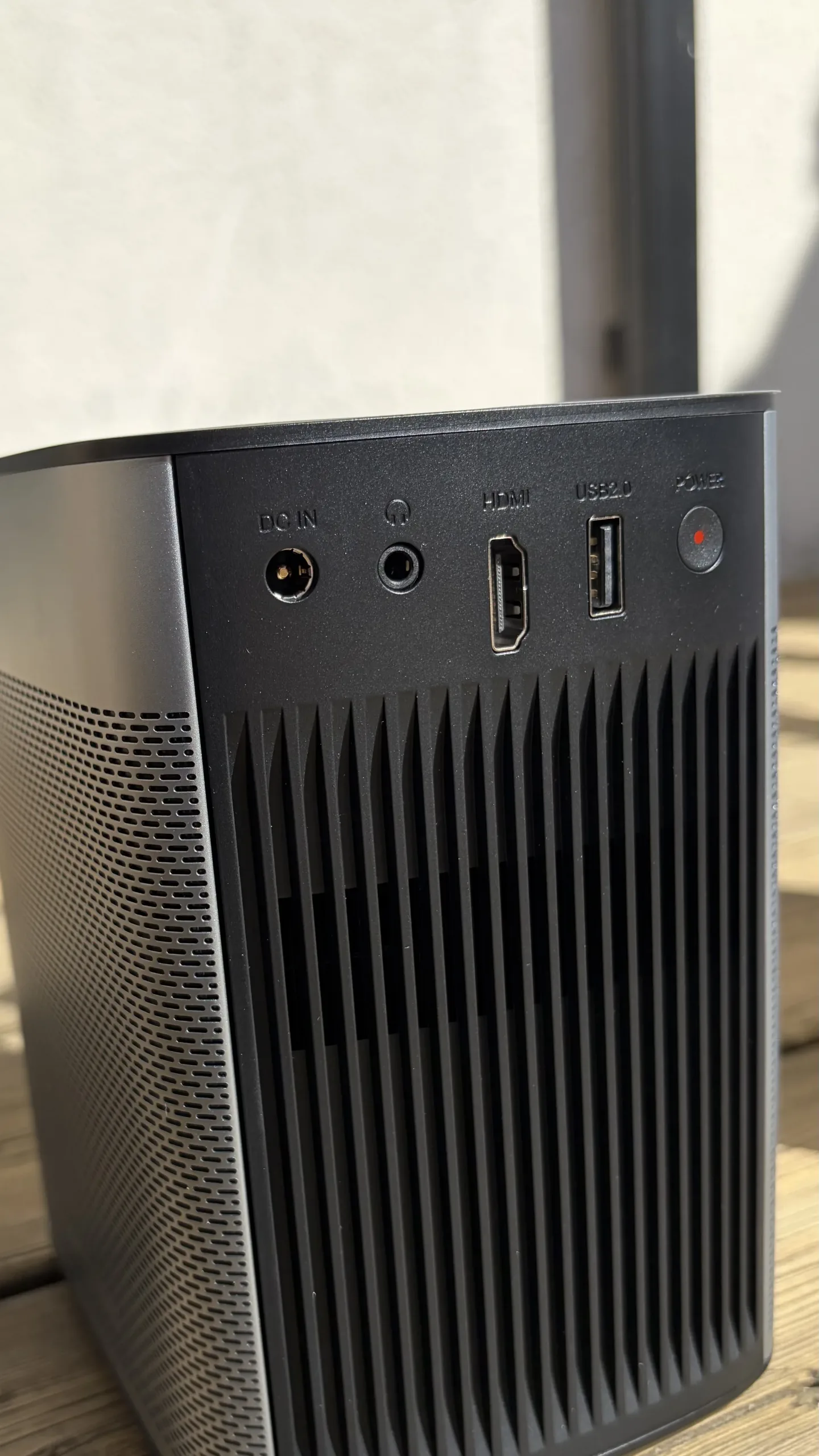 une prise jack 3,5 mm pour casque ou enceinte externe, le DC In pour l'alimentation, un port HDMI 2.0, un port USB 2.0 et une sortie power