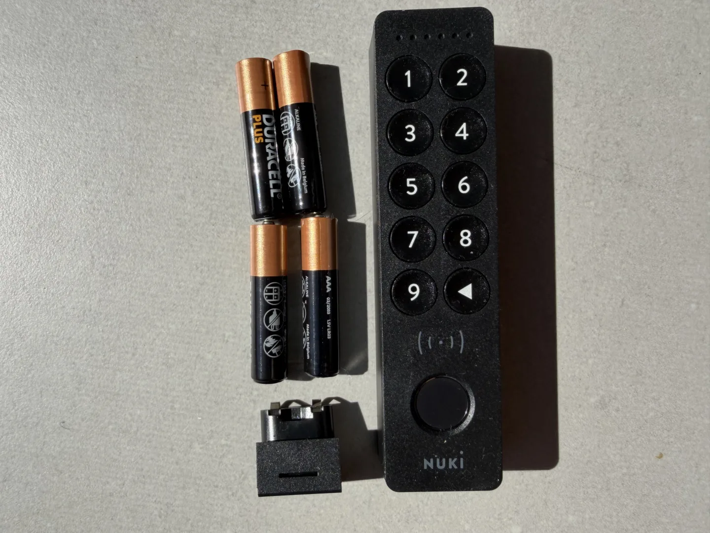 Nuki Keypad 2 NFC piles AAA Duracell et support de fixation