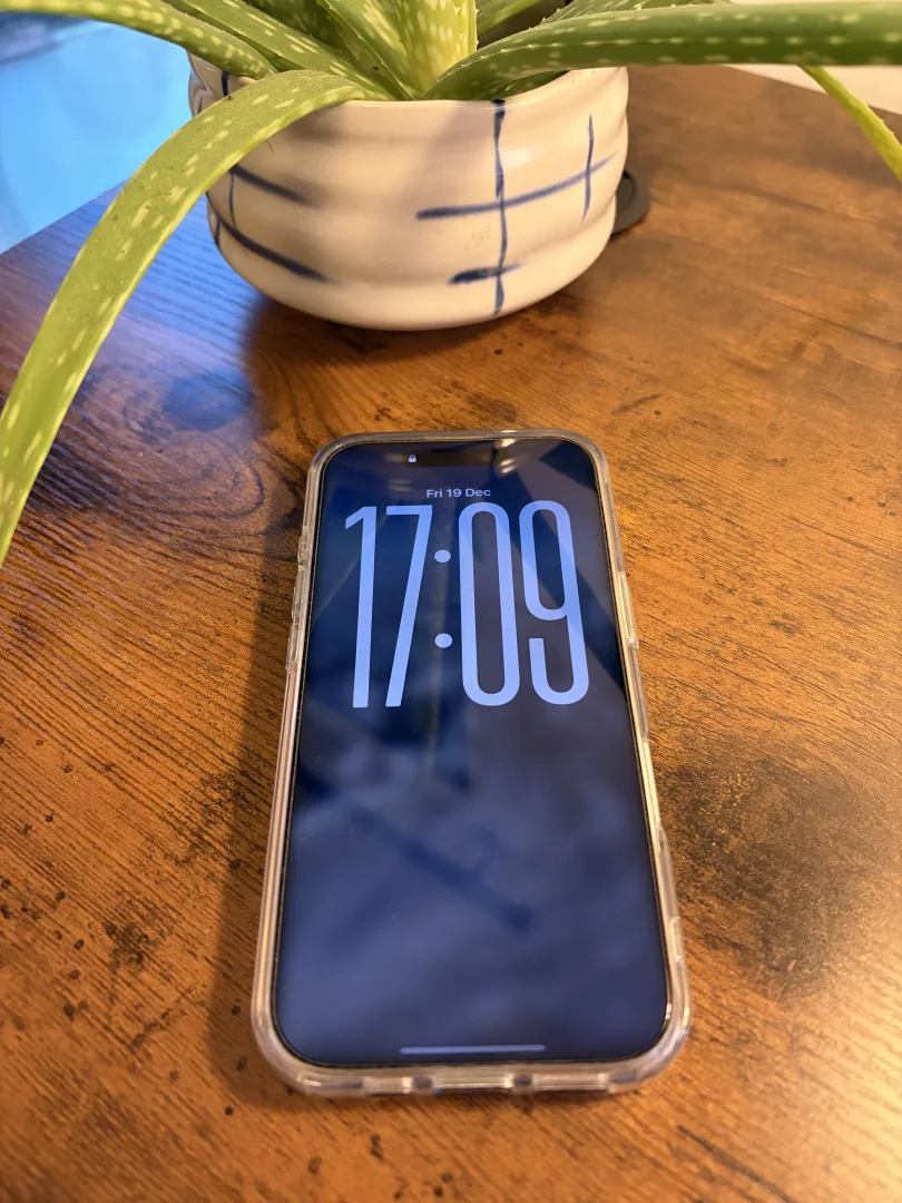 Écran d'iPhone 17 en action avec Always-On Display visible