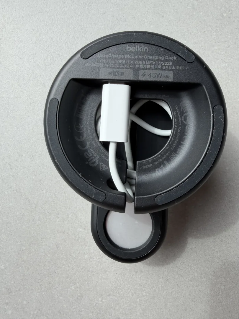 second port USB-C sous le dock délivre jusqu'à 10W pour alimenter le chargeur de votre montre