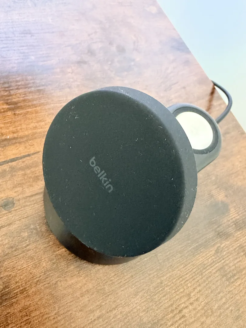 Station de recharge modulaire Belkin UltraCharge WIZ052 attire la poussière et les peluches