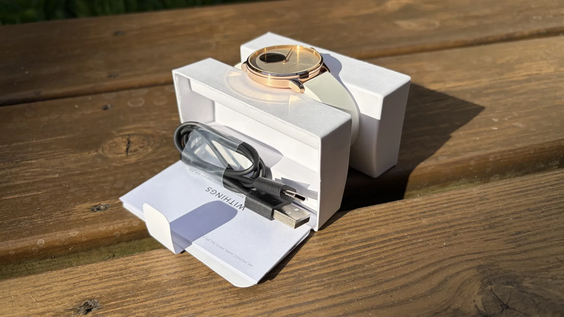 chargeur, câble et montre withings scanwatch light