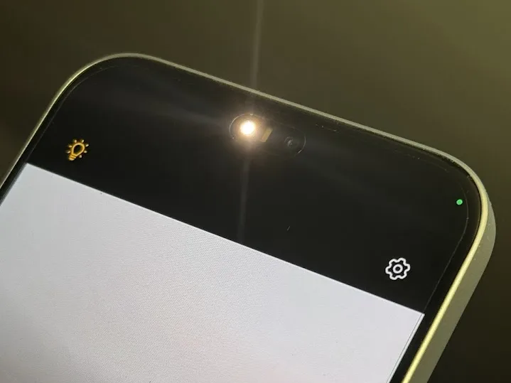 flash à l'avant d'un smartphone