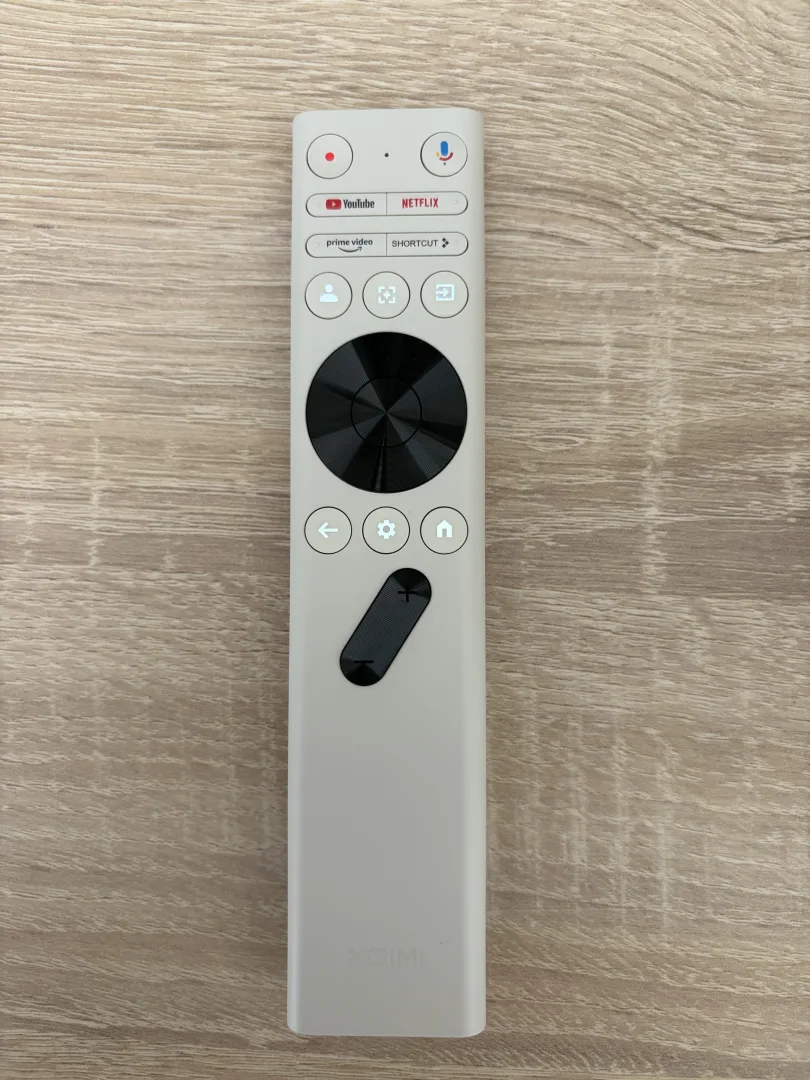 Télécommande rétro-éclairée du XGIMI Elfin Flip Plus, vue de face