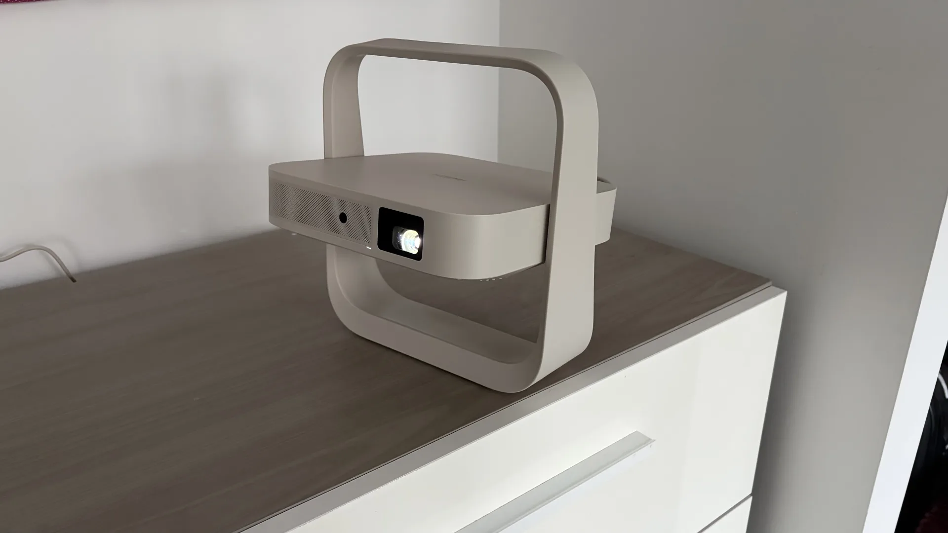 Pied articulé du XGIMI Elfin Flip Plus ouvert, objectif visible