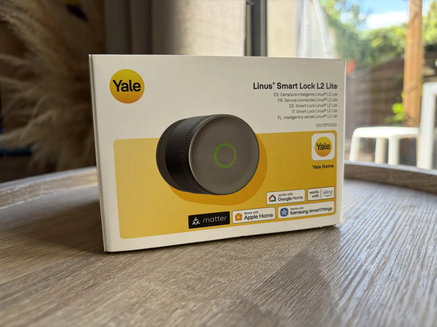 Packaging Yale Linus L2 Lite serrure connectée avec logos Matter Google Home Alexa Apple Home