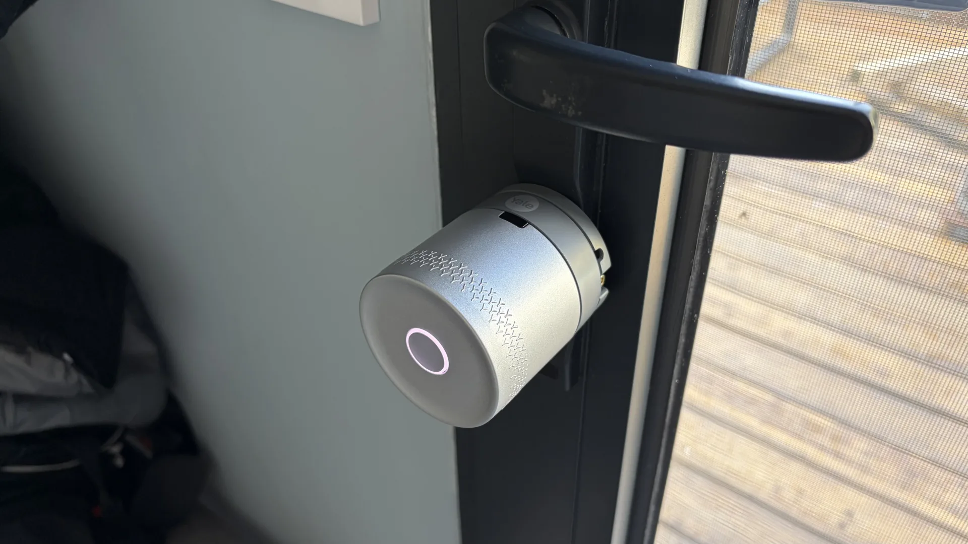 Yale Linus L2 Lite serrure connectée design compact argenté bouton KeySense LED