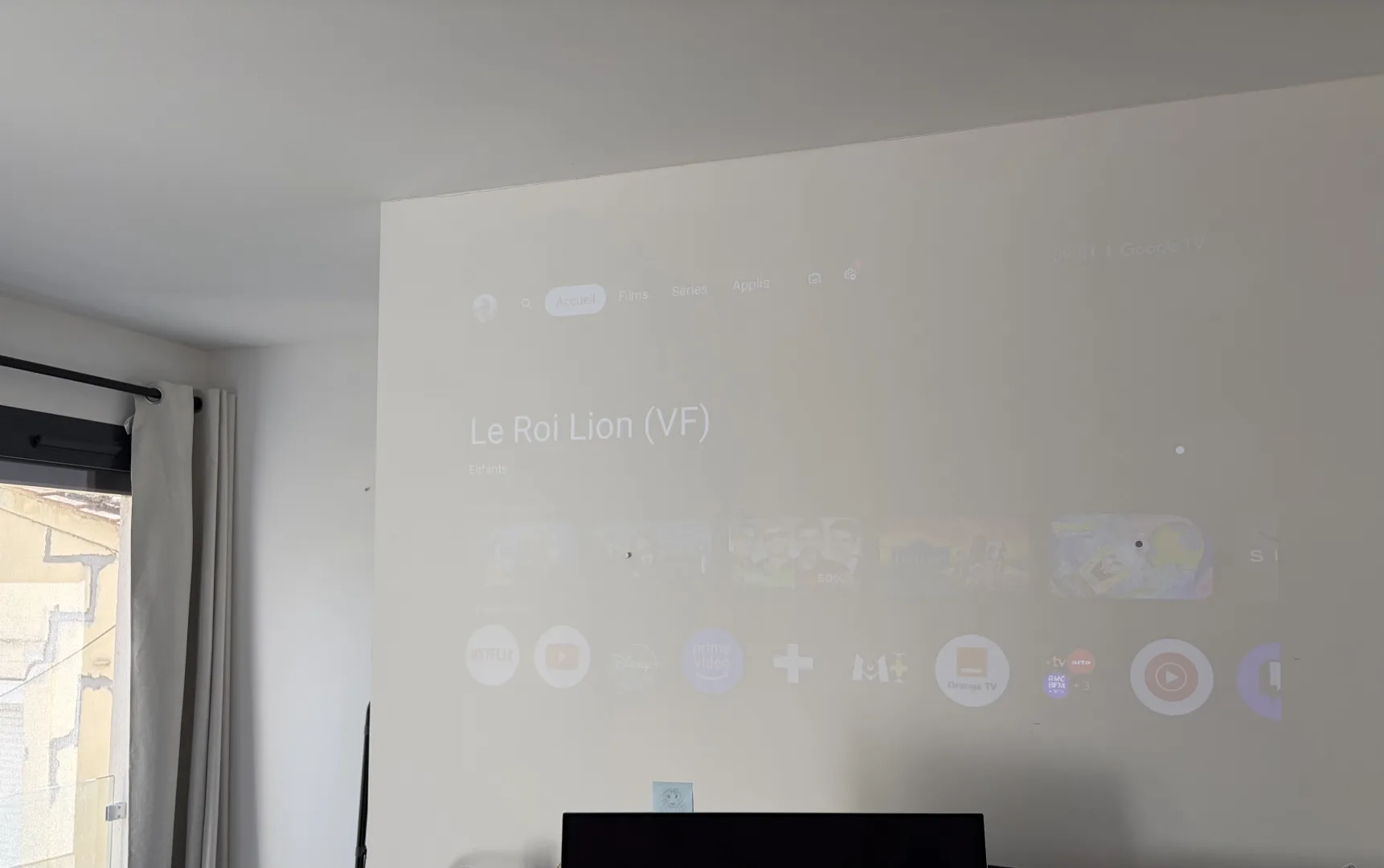 XGIMI Elfin Flip Plus dans une pièce lumineuse (en plein jour)